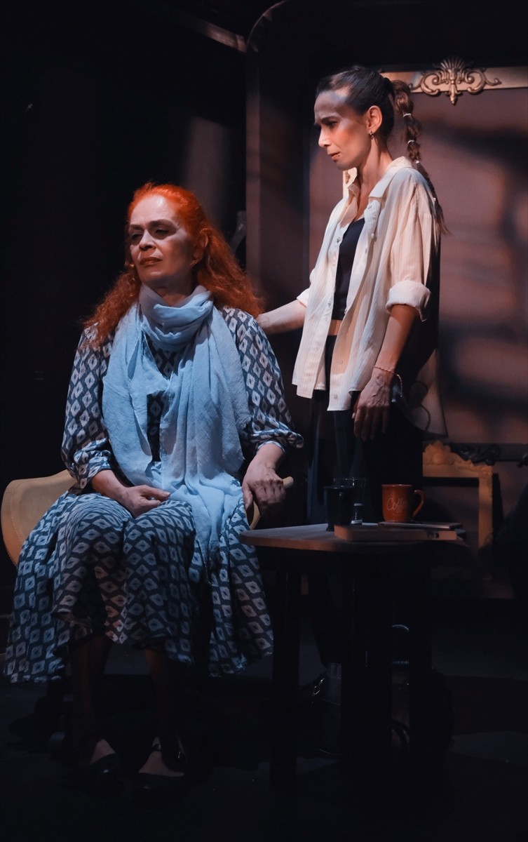 Bursa Devlet Tiyatrosu'nun "Bir Yaşdönümü Rüyası" isimli oyunu sanatseverlerle buluştu.