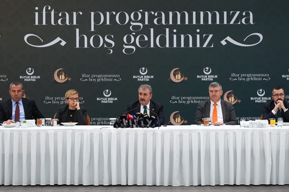 Büyük Birlik Partisi (BBP) Genel Başkanı Mustafa Destici, Ankara'da bir otelde basın mensuplarıyla...