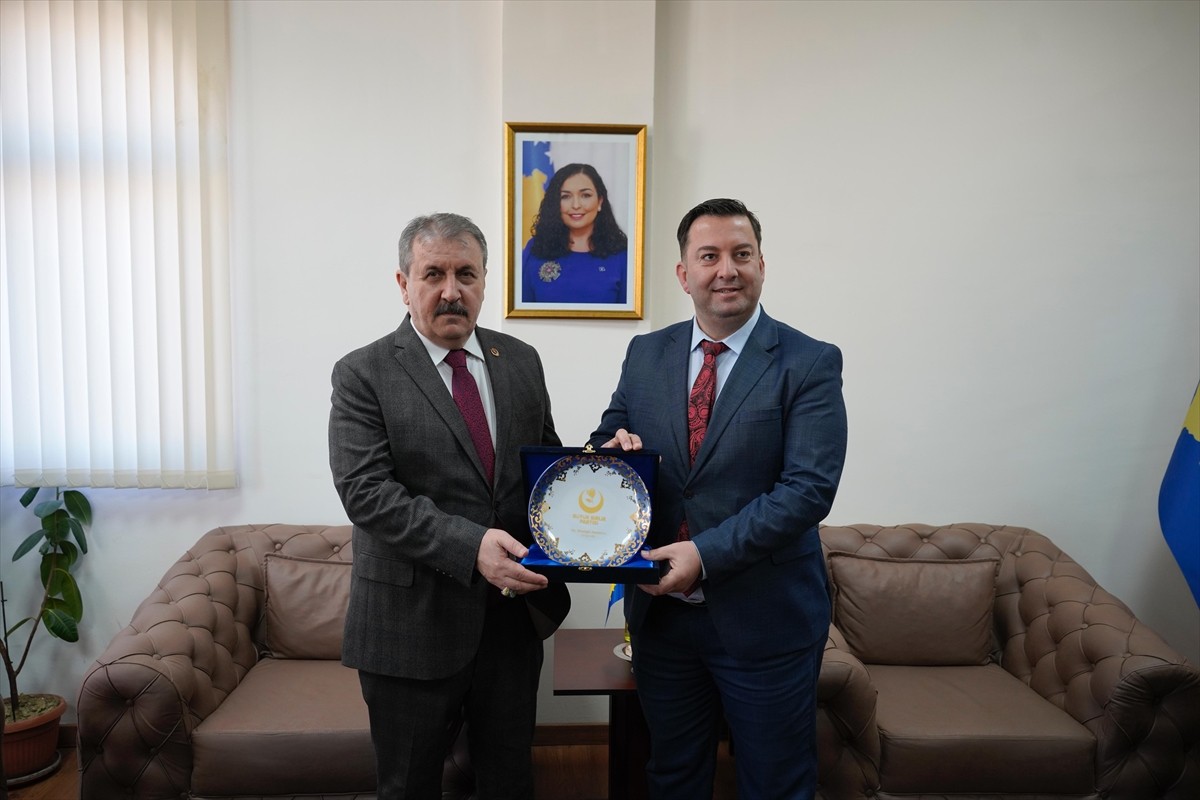 Büyük Birlik Partisi (BBP) Genel Başkanı Mustafa Destici (solda), Kosova'nın tek Türk belediyesi...