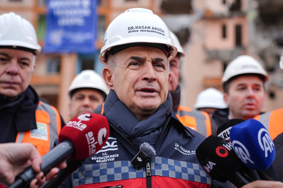 Büyükçekmece'de kentsel dönüşüm çalışmaları kapsamında risk taşıdığı tespit edilen 10 binanın...