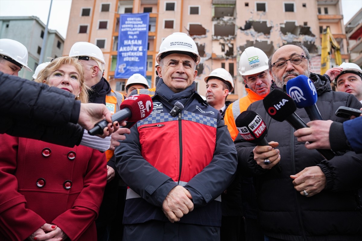 Büyükçekmece'de kentsel dönüşüm çalışmaları kapsamında risk taşıdığı tespit edilen 10 binanın...