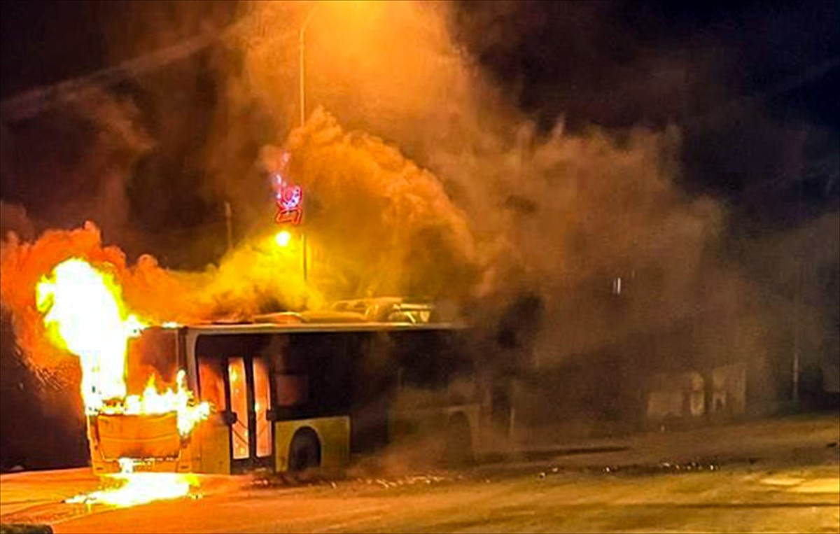 Büyükçekmece'de park halindeki İETT otobüsü yangın nedeniyle kullanılamaz hale geldi.