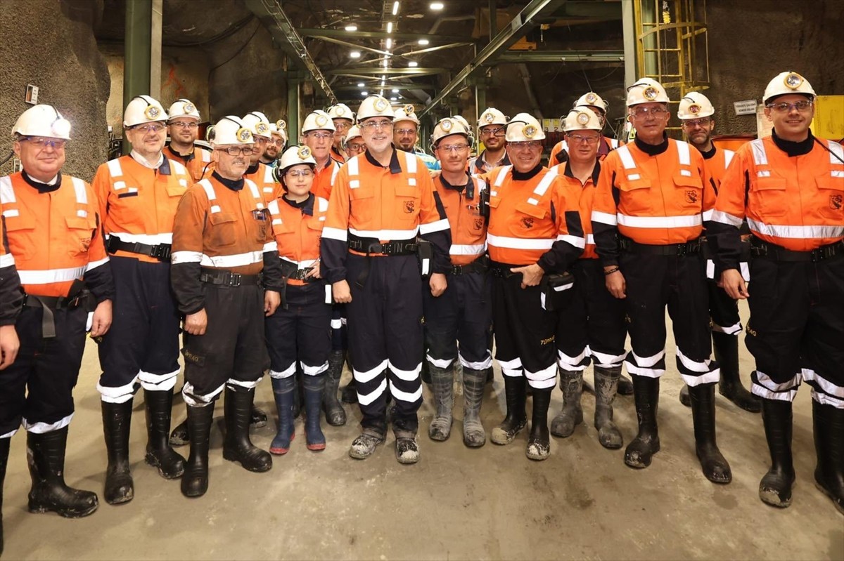 Çalışma ve Sosyal Güvenlik Bakanı Vedat Işıkhan, İzmir'de sahur vaktinde maden işçileriyle bir...