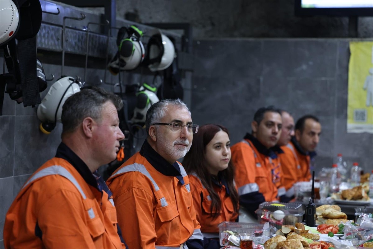 Çalışma ve Sosyal Güvenlik Bakanı Vedat Işıkhan, İzmir'de sahur vaktinde maden işçileriyle bir...