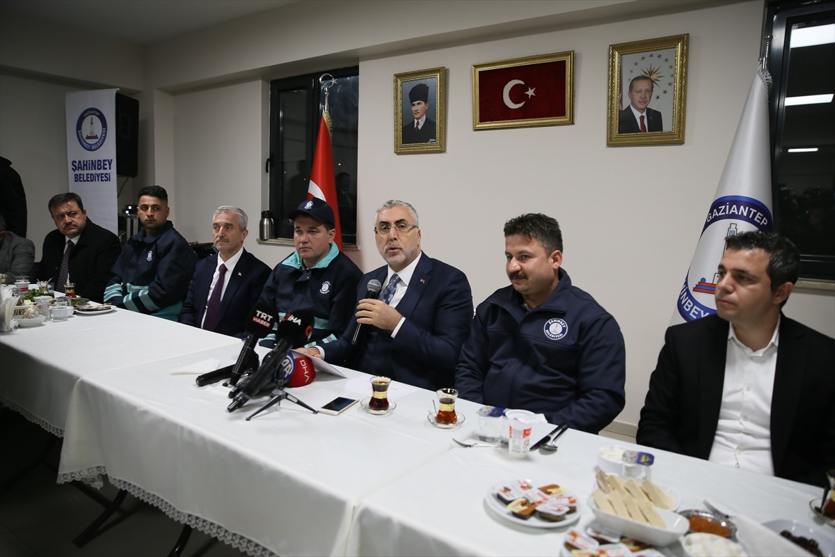 Çalışma ve Sosyal Güvenlik Bakanı Vedat Işıkhan (ortada), "Yaşadığımız büyük afetin ardından yerle...