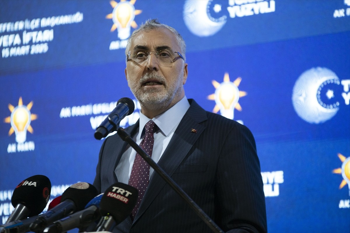 Çalışma ve Sosyal Güvenlik Bakanı Vedat Işıkhan, partisinin Efeler İlçe Başkanlığı tarafından kent...