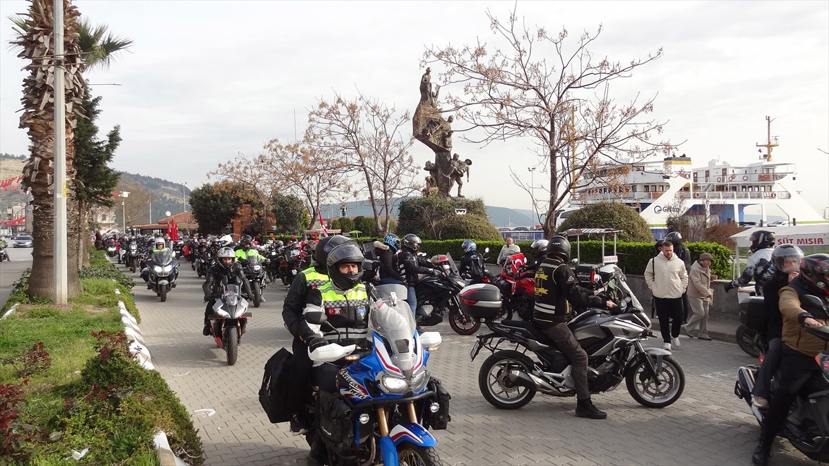 Çanakkale'de, Gelibolu Yarımadası'nda motosiklet tutkunları tarafından Çanakkale şehitlerine saygı...