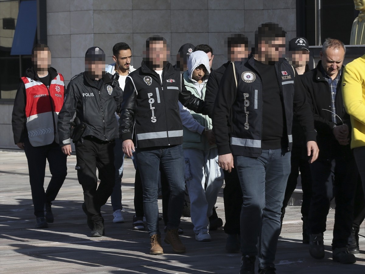 Çanakkale'de otelde balyozlu ve bıçaklı kavgaya karışan 10 şüpheli gözaltına alındı.