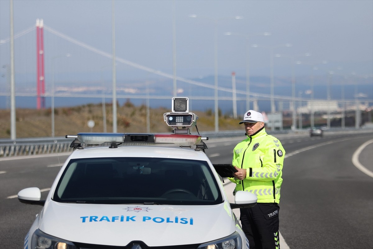 Çanakkale'de, trafikteki hız ihlalleri yapay zeka destekli radarla tespit ediliyor.