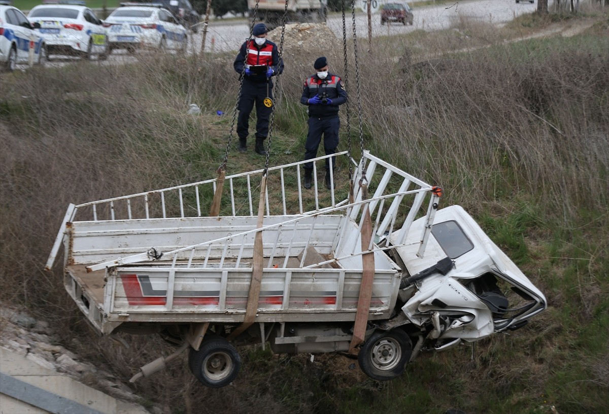 Çanakkale'de yol kenarındaki kaldırıma çarptıktan sonra alt geçide düşen kamyonetin sürücüsü...