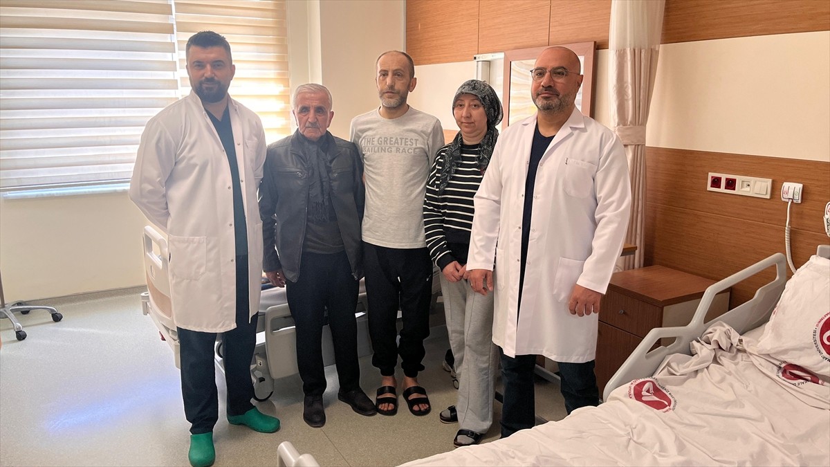 Çanakkale'nin Biga ilçesinde böbrek yetmezliği çeken hasta, babasından yapılan nakil sayesinde...