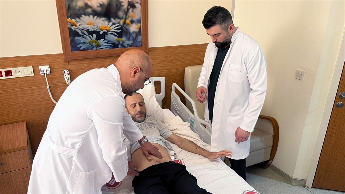 Çanakkale'nin Biga ilçesinde böbrek yetmezliği çeken hasta, babasından yapılan nakil sayesinde...