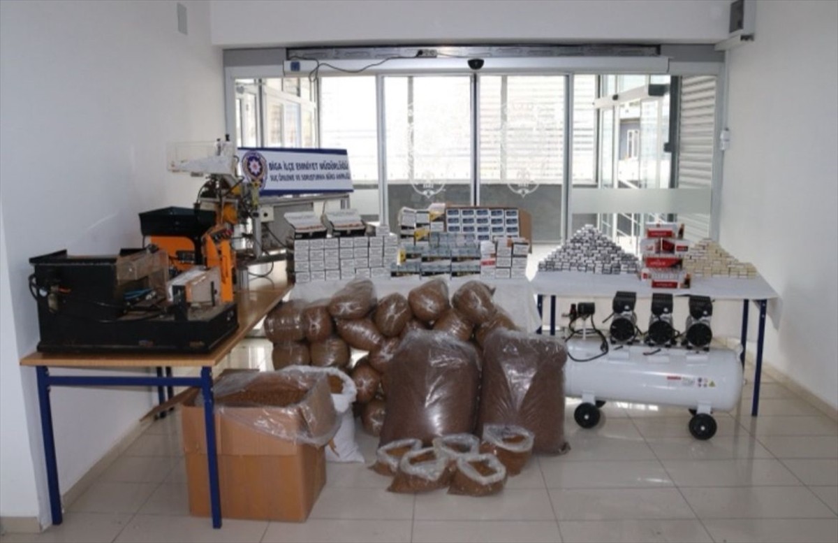 Çanakkale'nin Biga ilçesinde polisin düzenlediği operasyonda kaçak tütün ürünleri ticareti...