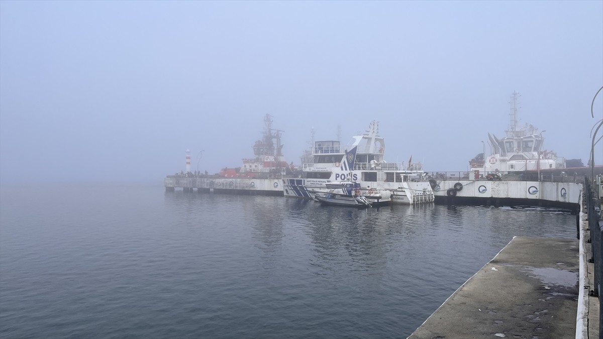 Çanakkale Boğazı'nda etkili olan yoğun sis nedeniyle görüş mesafesi düştü, çift yönlü transit gemi...