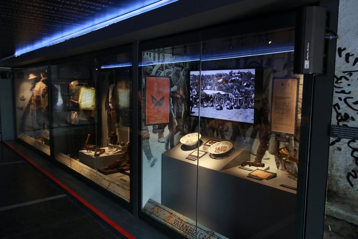 Çanakkale Savaşları'ndan kalma objelerin yer aldığı ve dijital gösterilerin sunulduğu "Çanakkale...