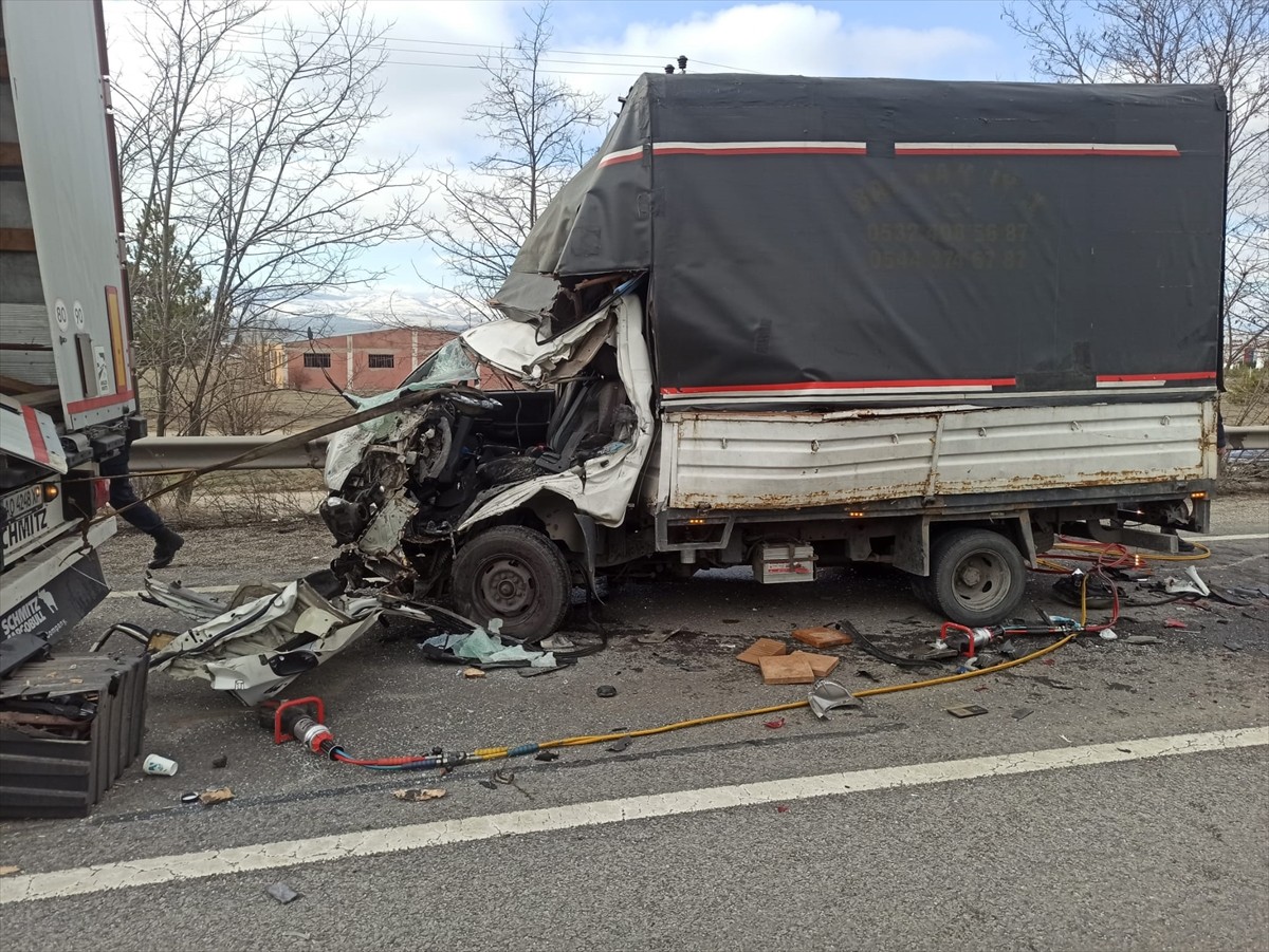 Çankırı'da iki tır ve bir kamyonetin karıştığı zincirleme kazada 1 kişi öldü, 1 kişi...