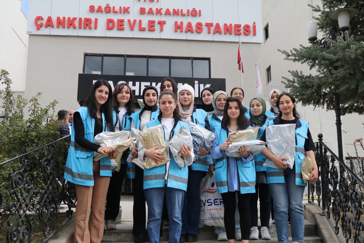 Çankırı'da üniversite öğrencileri, Ramazan Bayramı öncesinde hastanede tedavi gören çocuklara...