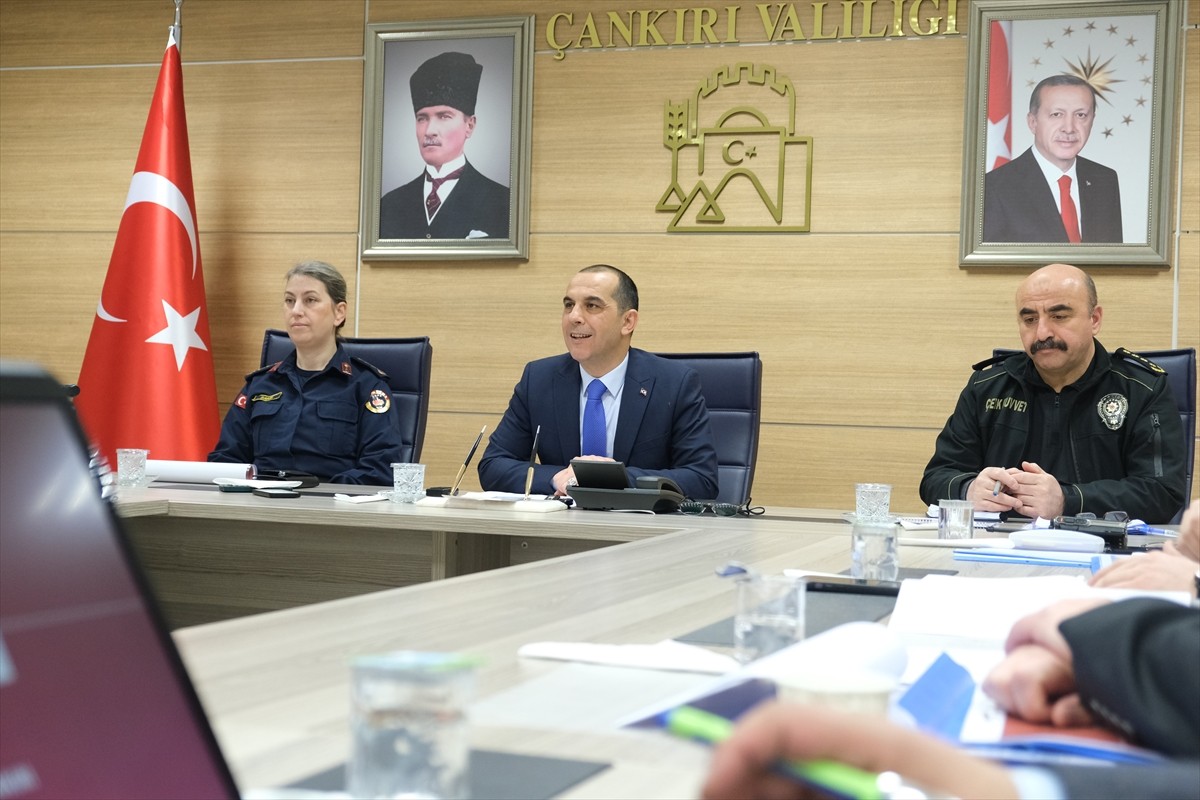 Çankırı Valisi Mustafa Fırat Taşolar (ortada), "Çankırı'nın Huzuru" başlıklı asayiş ve güvenlik...