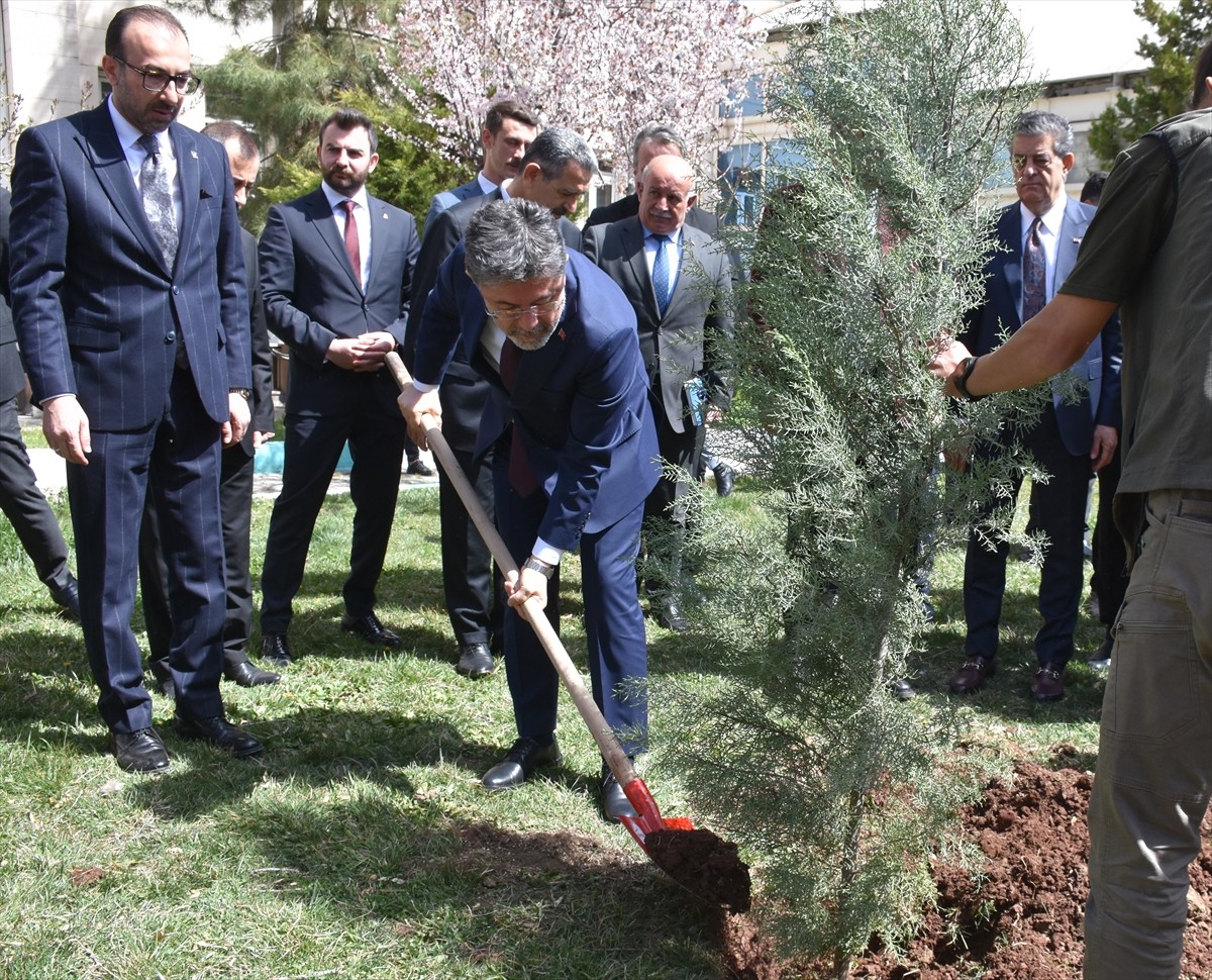 Çeşitli temaslarda bulunmak amacıyla Şırnak'a gelen Tarım ve Orman Bakanı İbrahim Yumaklı (sol 3)...