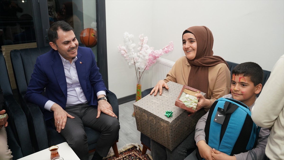 Çevre, Şehircilik ve İklim Değişikliği Bakanı Murat Kurum, Hatay'ın Defne ilçesinde afet...