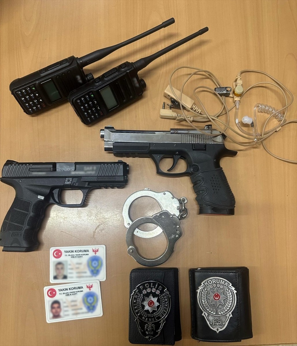 CHP'nin Maltepe'de düzenlediği mitingde, üzerlerinde tabanca, polis ve koruma rozeti, yakın koruma...