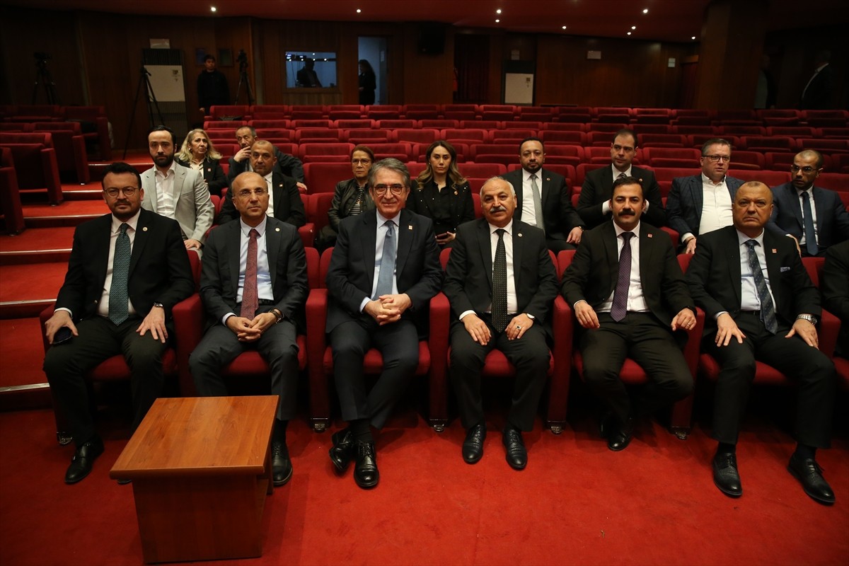 CHP Genel Başkan Yardımcısı Yalçın Karatepe, CHP Eskişehir İl Başkanlığı'nı ziyaret ederek basın...