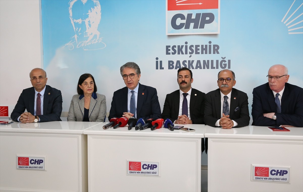 CHP Genel Başkan Yardımcısı Yalçın Karatepe, CHP Eskişehir İl Başkanlığı'nı ziyaret ederek basın...