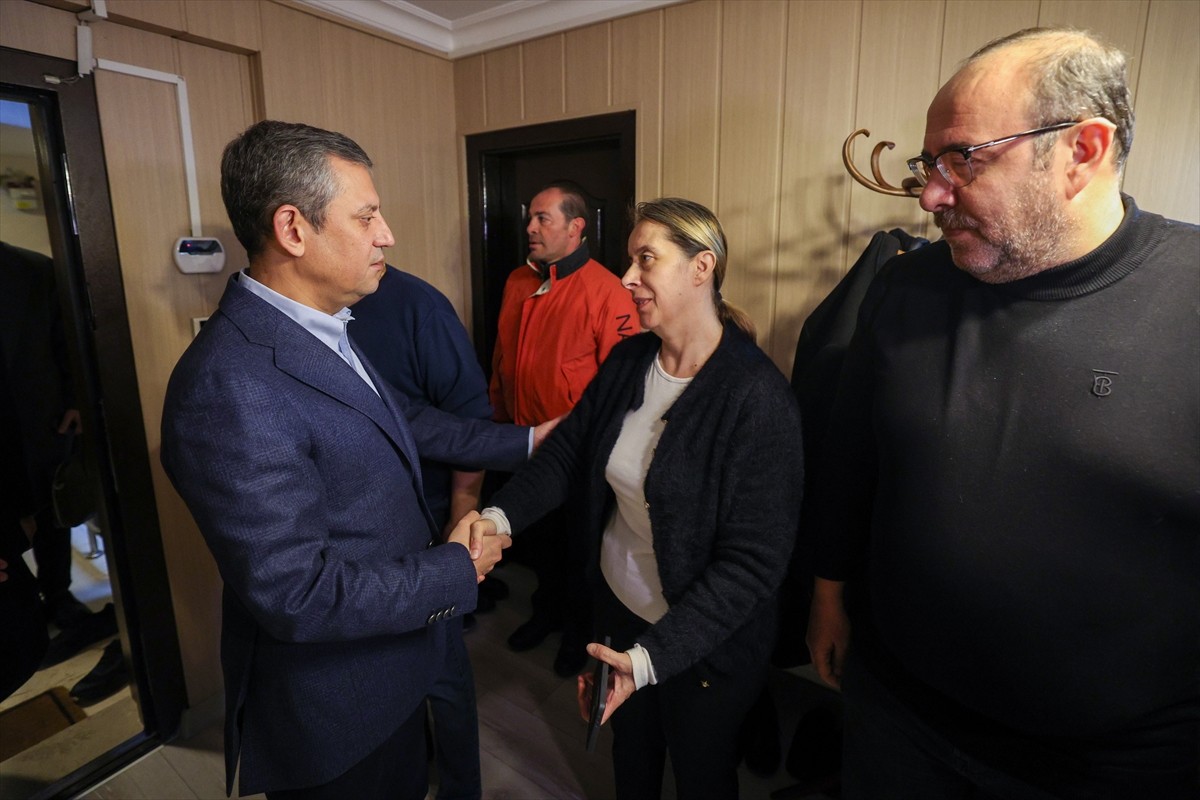 CHP Genel Başkanı Özgür Özel, annesi Hediye Kozok'u kaybeden gazeteci Fırat Kozok ile oğlu Kuzey...
