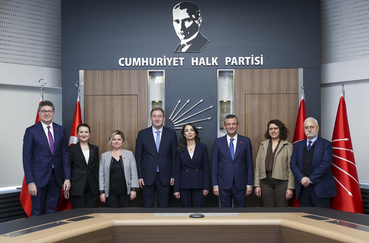 CHP Genel Başkanı Özgür Özel, DEM Parti Eş Genel Başkanları Tülay Hatimoğulları ve Tuncer Bakırhan...