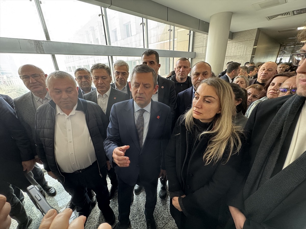 CHP Genel Başkanı Özgür Özel, İBB'ye yönelik "yolsuzluk" soruşturması kapsamında tutuklanan...