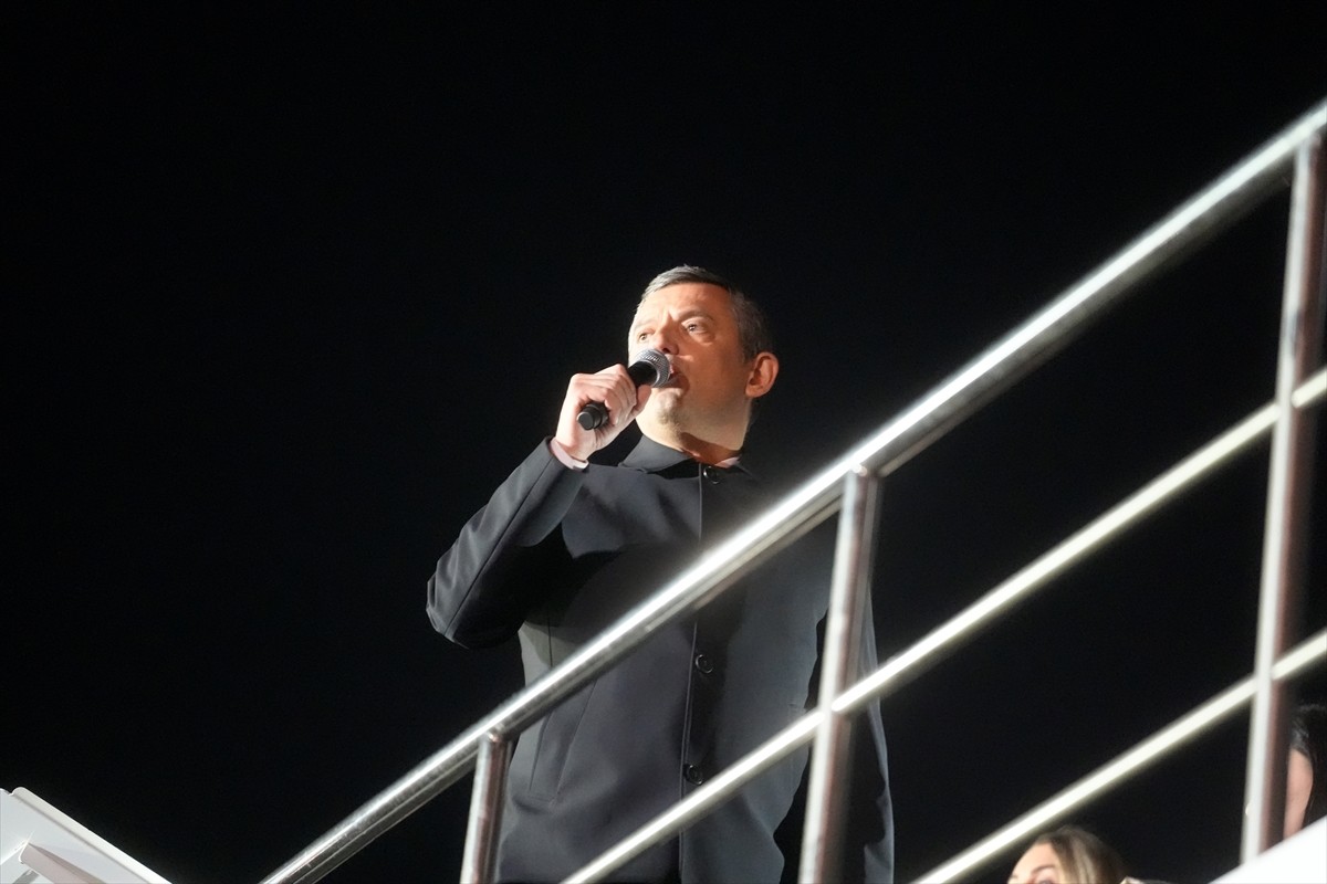 CHP Genel Başkanı Özgür Özel, İstanbul Büyükşehir Belediye (İBB) Başkanı Ekrem İmamoğlu'nun İBB'ye...