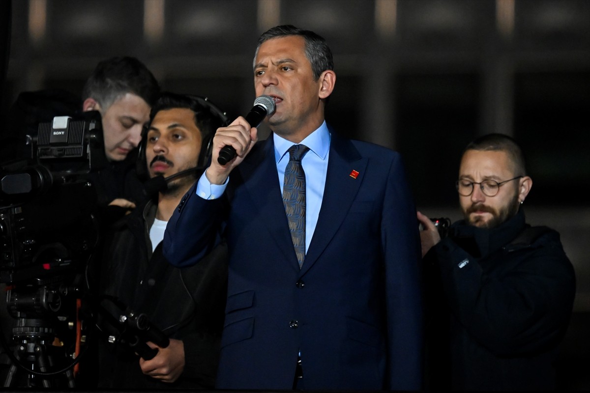 CHP Genel Başkanı Özgür Özel,  İstanbul Büyükşehir Belediye (İBB) Başkanı İmamoğlu'nun da arasında...