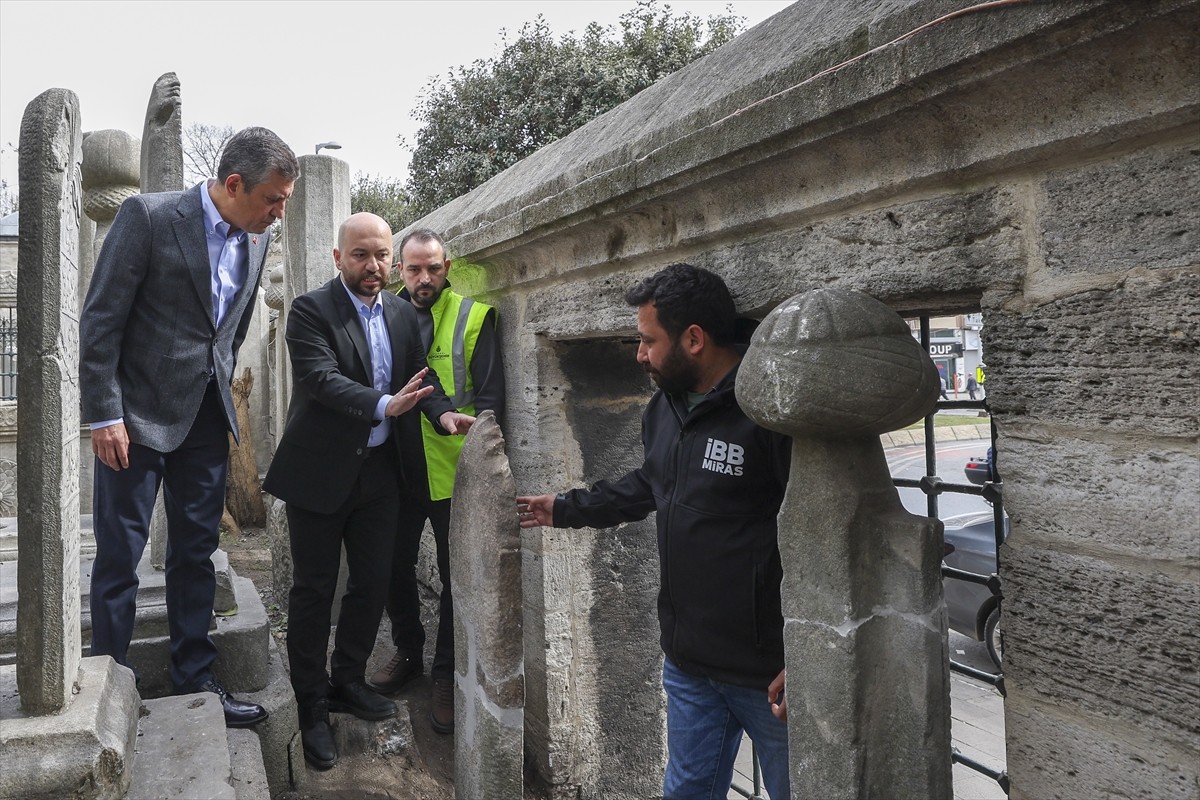 CHP Genel Başkanı Özgür Özel, İstanbul Büyükşehir Belediyesine (İBB) yönelik yolsuzluk ve terör...