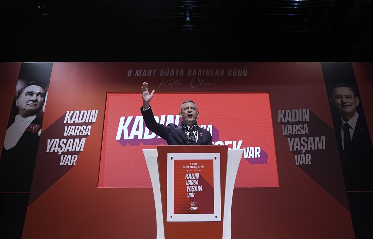 CHP Genel Başkanı Özgür Özel, parti genel merkezinde 8 Mart Dünya Kadınlar Günü kapsamında...