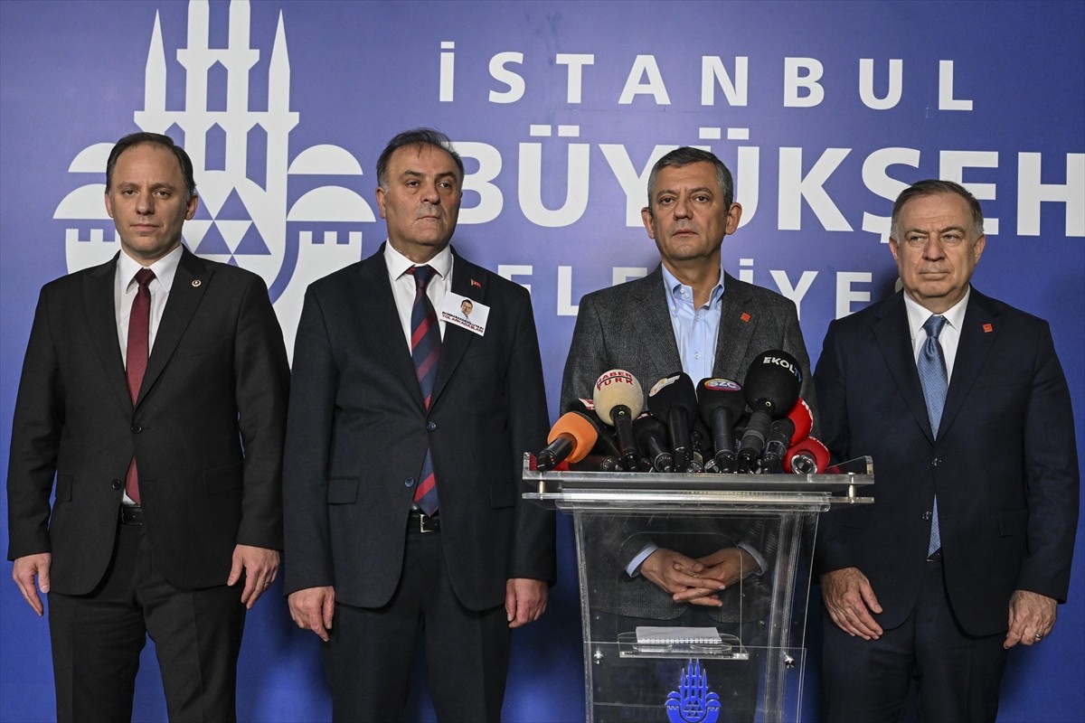 CHP Genel Başkanı Özgür Özel (sağ 2), İstanbul Büyükşehir Belediyesi (İBB) binasında gazetecilere...