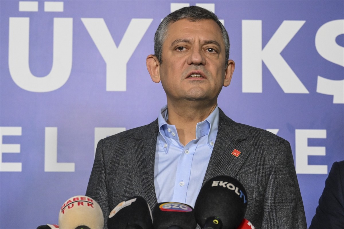 CHP Genel Başkanı Özgür Özel (sağ 2), İstanbul Büyükşehir Belediyesi (İBB) binasında gazetecilere...