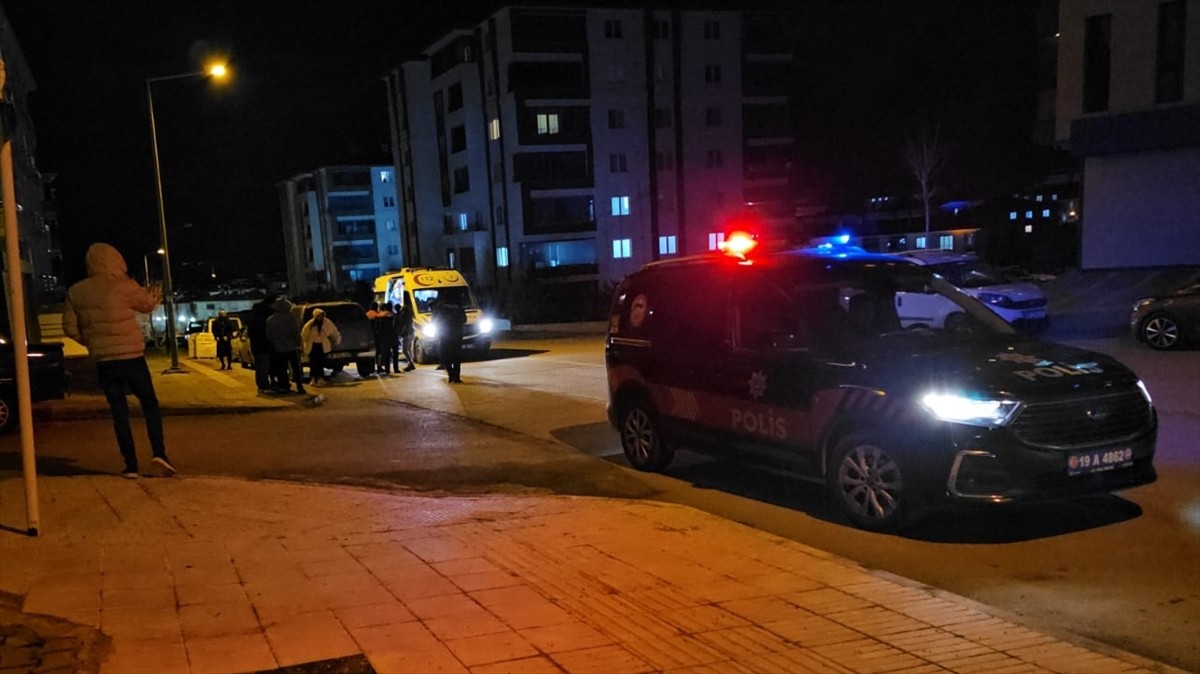 Çorum'da akrabalar arasında çıkan kavgada 2 kişi bıçakla yaralandı. İhbar üzerine olay yerine...