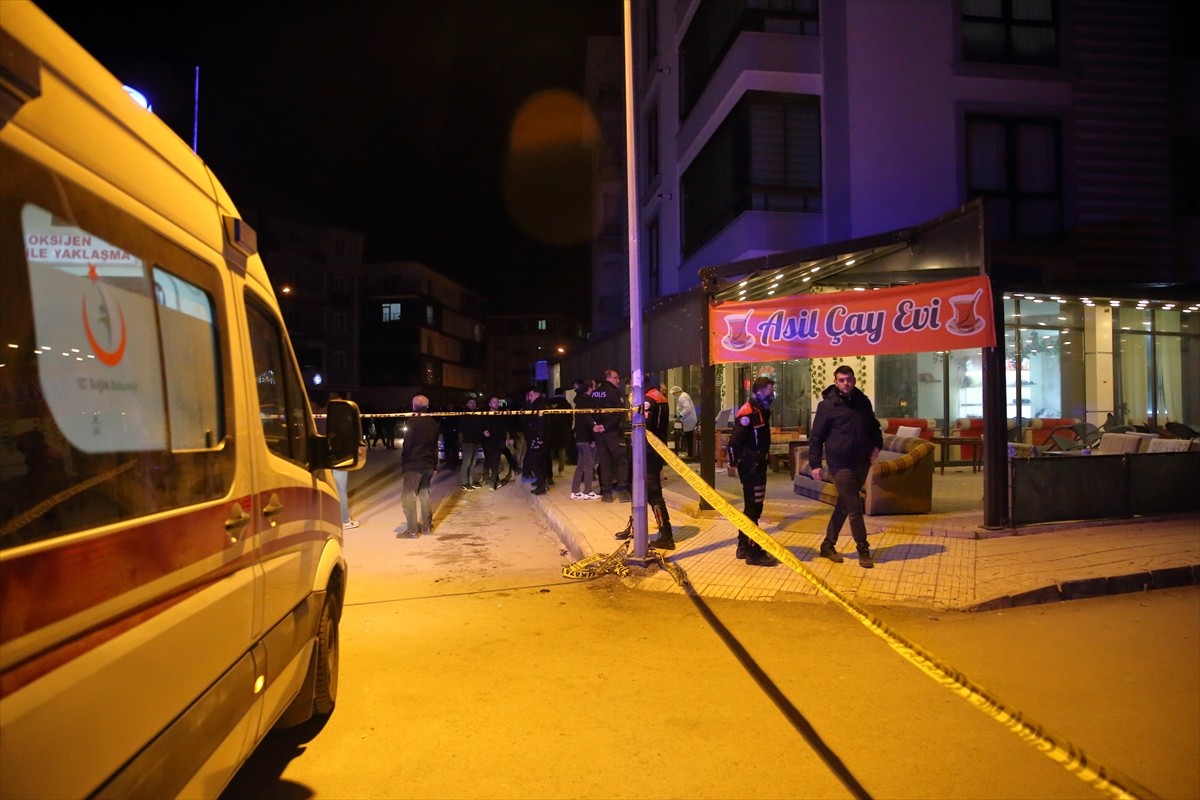Çorum'da bir kahvehaneye düzenlenen silahlı saldırıda 5 kişi yaralandı. Polis ekipleri, olay...