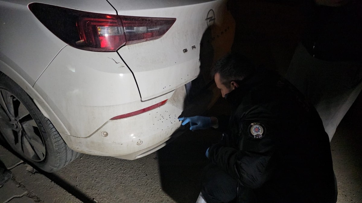 Çorum'da iki grup arasında çıkan silahlı kavgada saçmaların isabet ettiği bir otomobil ile iş...