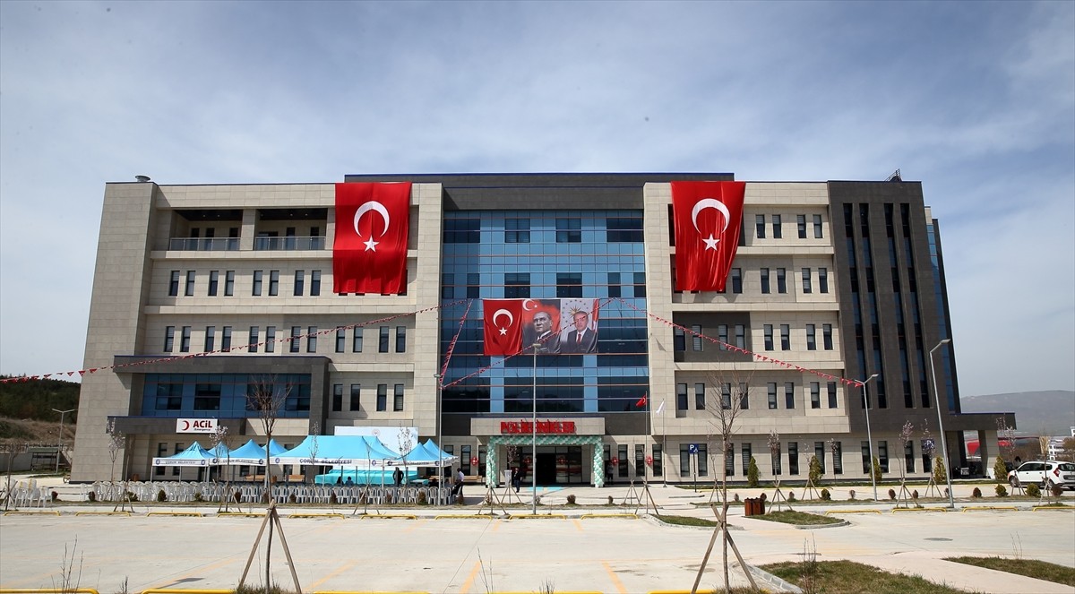 Çorum'da Şehit Ömer Emiroğlu Ağız ve Diş Sağlığı Hastanesi hizmete açıldı.