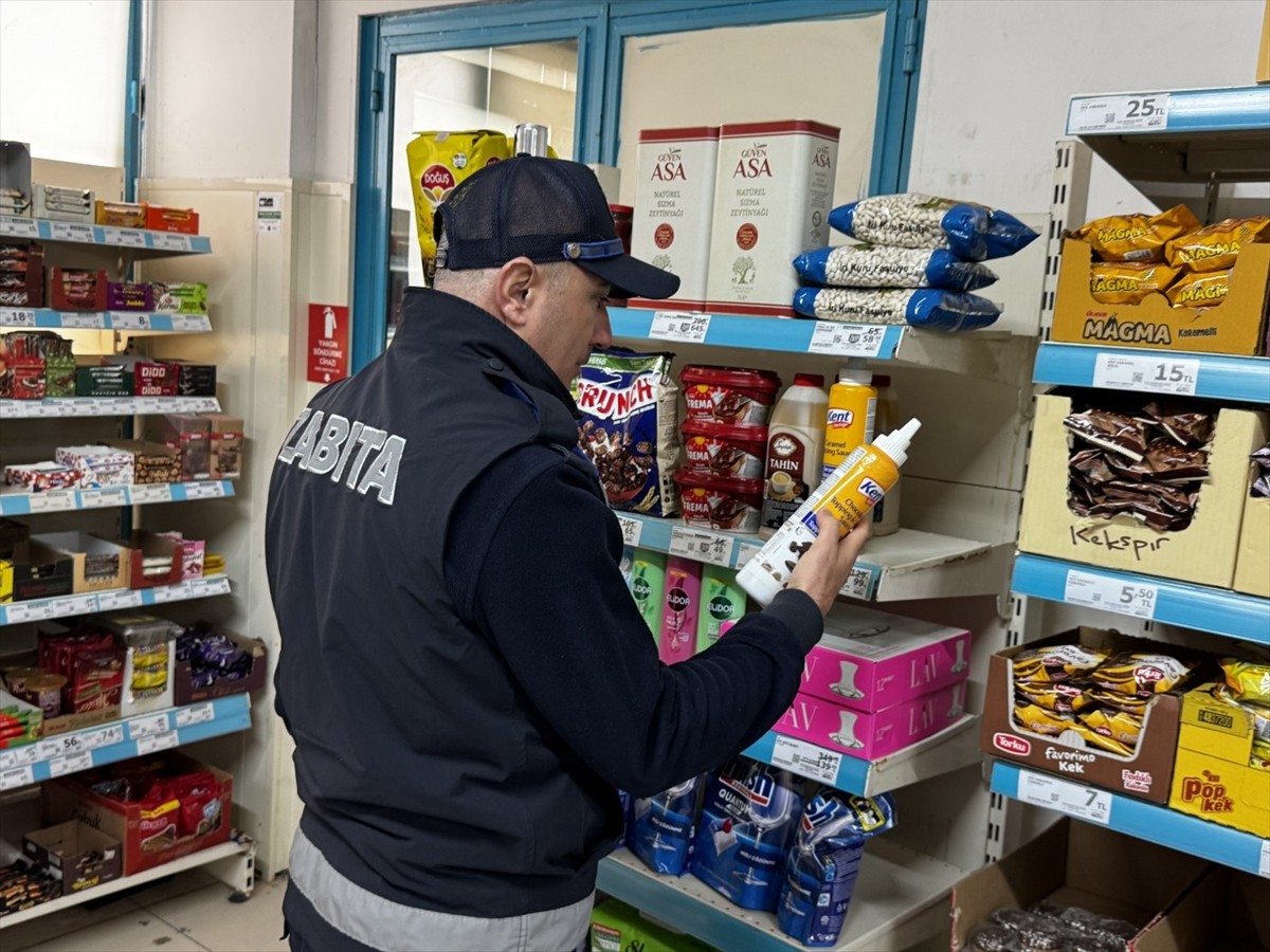 Çorum'da son kullanma tarihi geçmiş ürün sattığı belirlenen bir zincir marketin şubesine 1 gün...