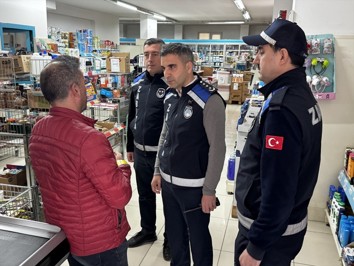 Çorum'da son kullanma tarihi geçmiş ürün sattığı belirlenen bir zincir marketin şubesine 1 gün...