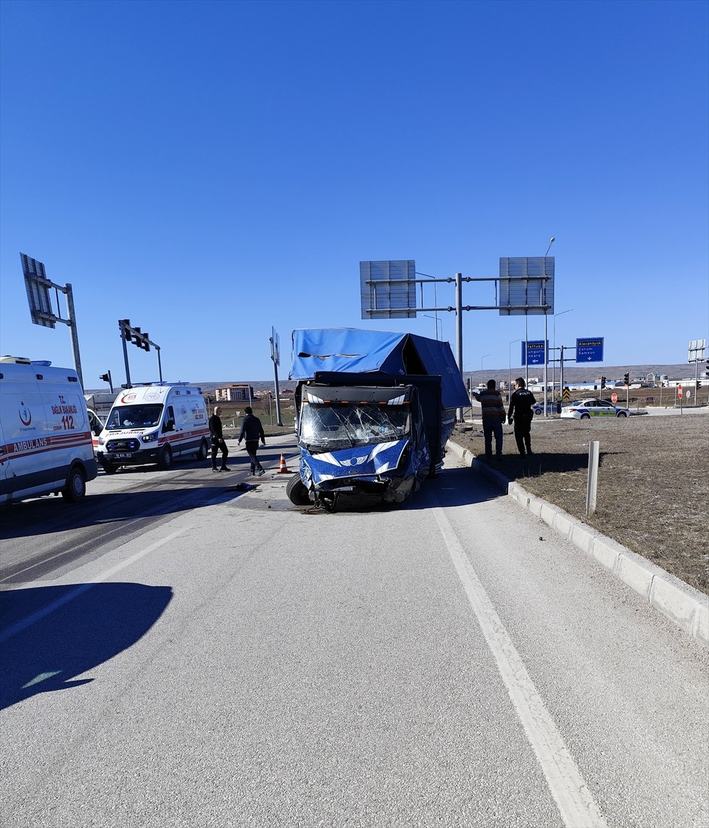 Çorum'un Alaca ilçesinde iki hafif ticari aracın çarpışması sonucu 3 kişi yaralandı.