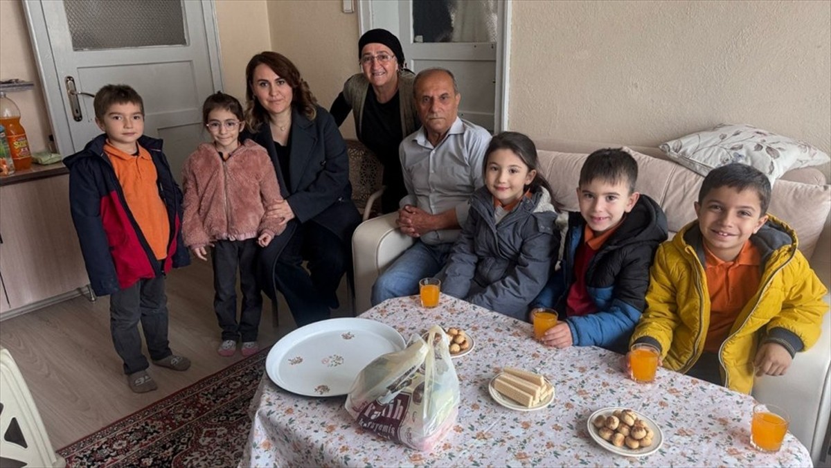 Çorum'un Kargı ilçesinde ilkokul ve anaokulu öğrencileri, "Evde Bir Ses Olsun Projesi" kapsamında...