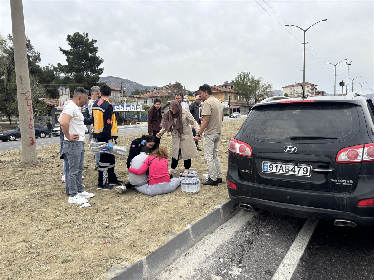 Çorum'un Osmancık ilçesinde, 4 aracın karıştığı zincirleme trafik kazasında 4 kişi...