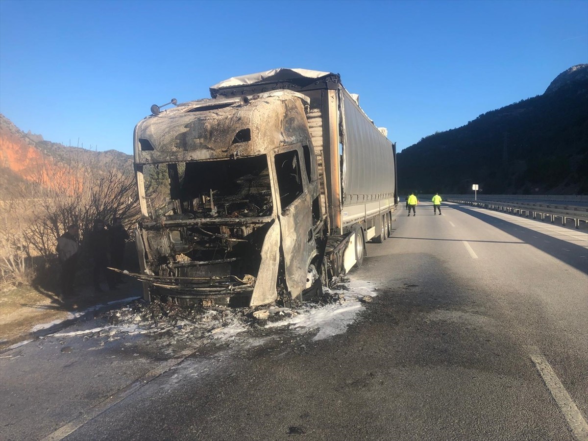 Çorum'un Osmancık ilçesinde seyir halinde yanan tır kullanılamaz hale geldi.