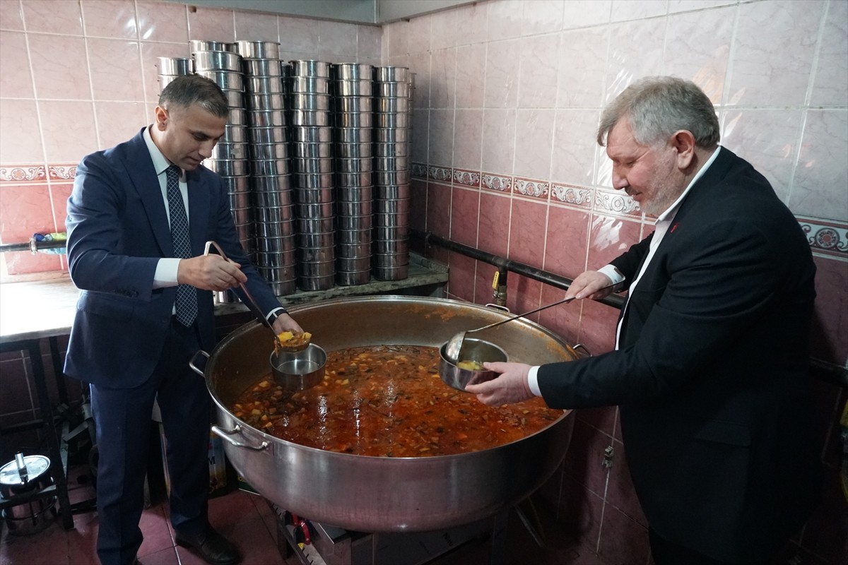 Çorum'un Osmancık ilçesinde yer alan tarihi İmaret Aşevi'nde hazırlanan yemekler, iftar öncesinde...