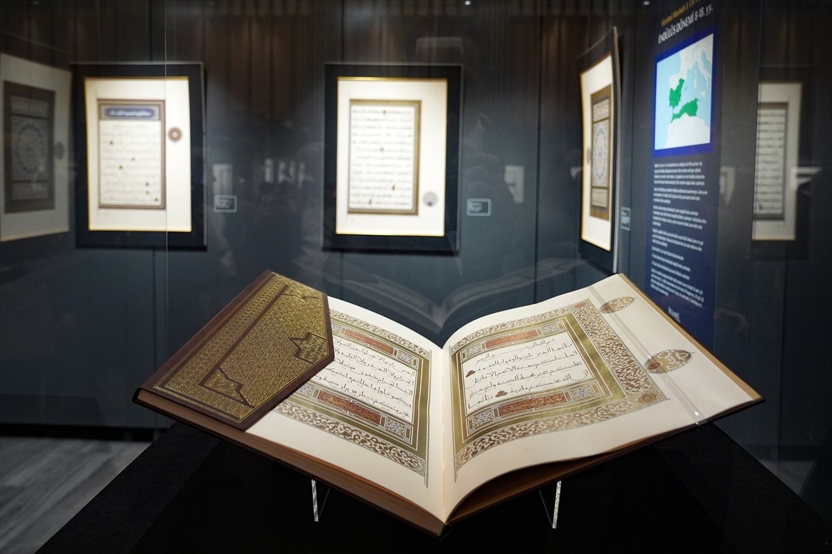 Cumhurbaşkanı Yardımcısı Cevdet Yılmaz (sol 2), Kültür ve Turizm Bakanı Mehmet Nuri Ersoy (solda)...