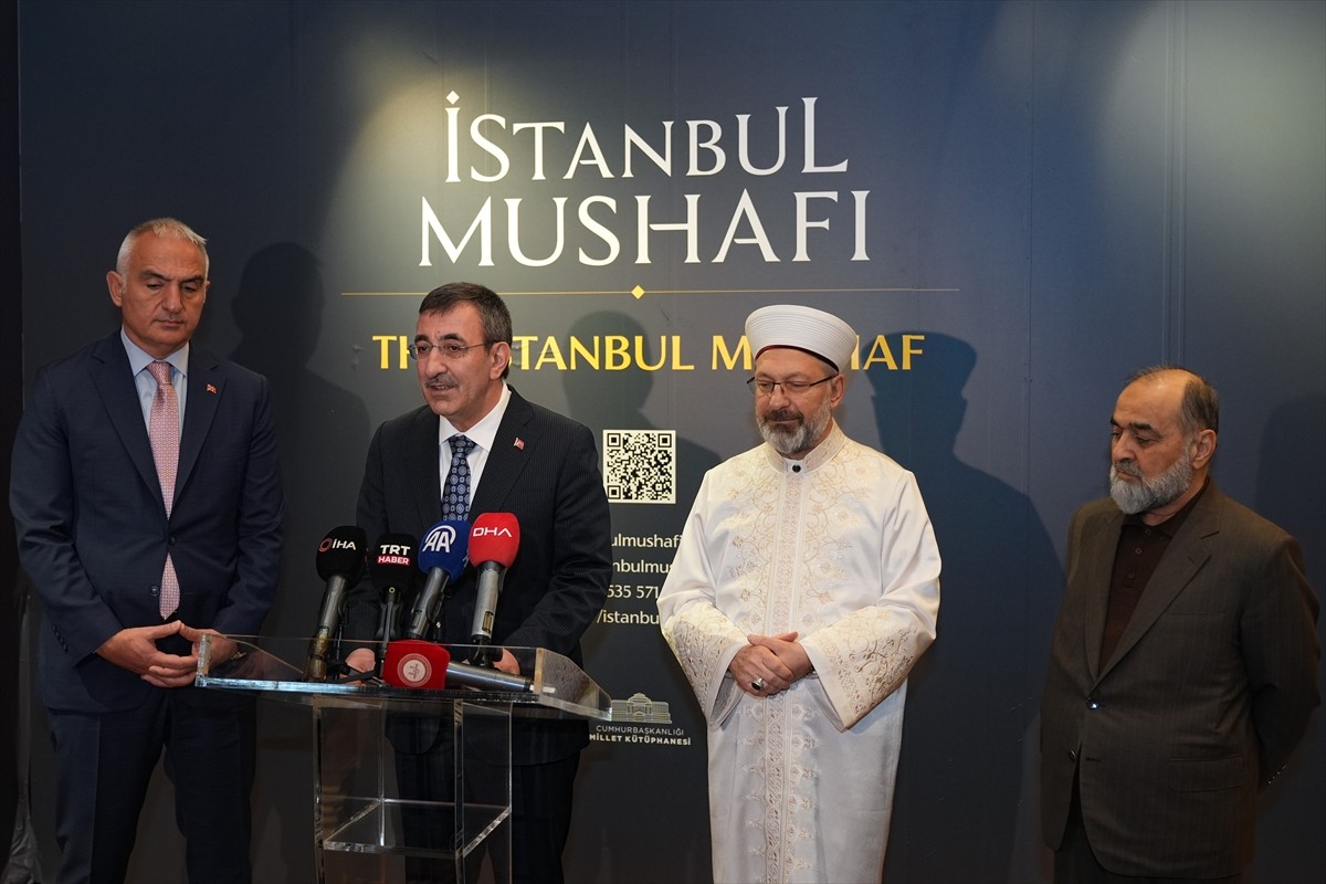 Cumhurbaşkanı Yardımcısı Cevdet Yılmaz (sol 2), Kültür ve Turizm Bakanı Mehmet Nuri Ersoy (solda)...