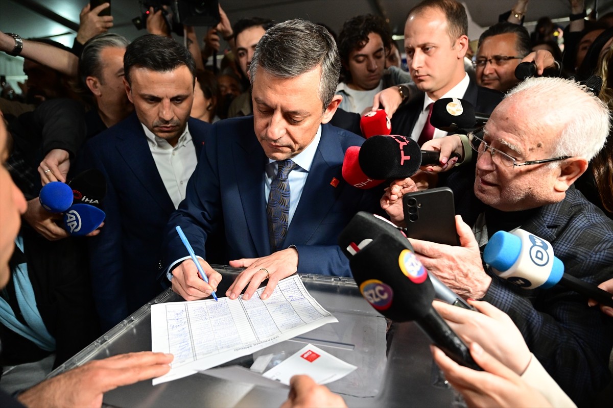 Cumhuriyet Halk Partisi (CHP) Genel Başkanı Özgür Özel, partisinin cumhurbaşkanı adayını...